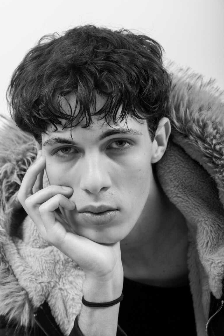 Portrait en noir et blanc de Bertil, jeune homme pour son book agence à Auch
