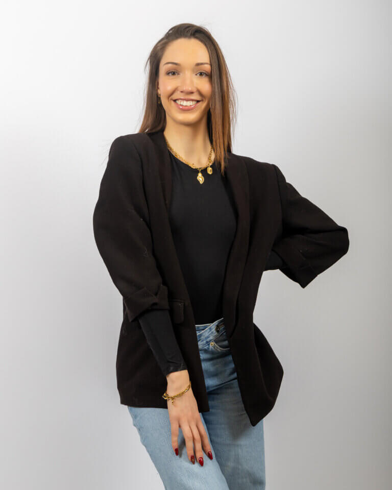 Photographe Auch Portrait d’Ana en studio photo avec une tenue sobre, réalisé en couleur pour un book professionnel