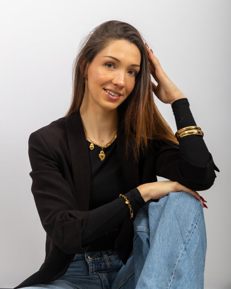 Portrait d’Ana en studio photo avec une tenue sobre, réalisé en couleur pour un book professionnel