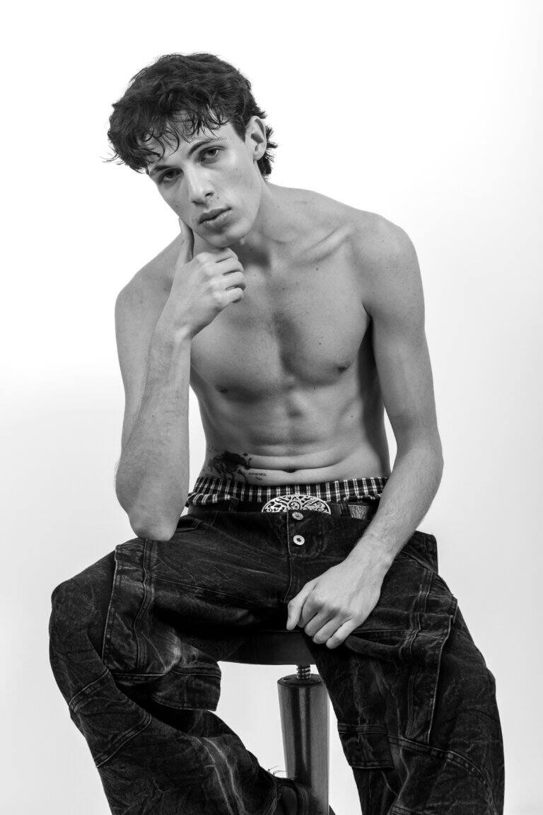 Portrait en noir et blanc de Bertil assis, jeune homme pour son book agence à Auch