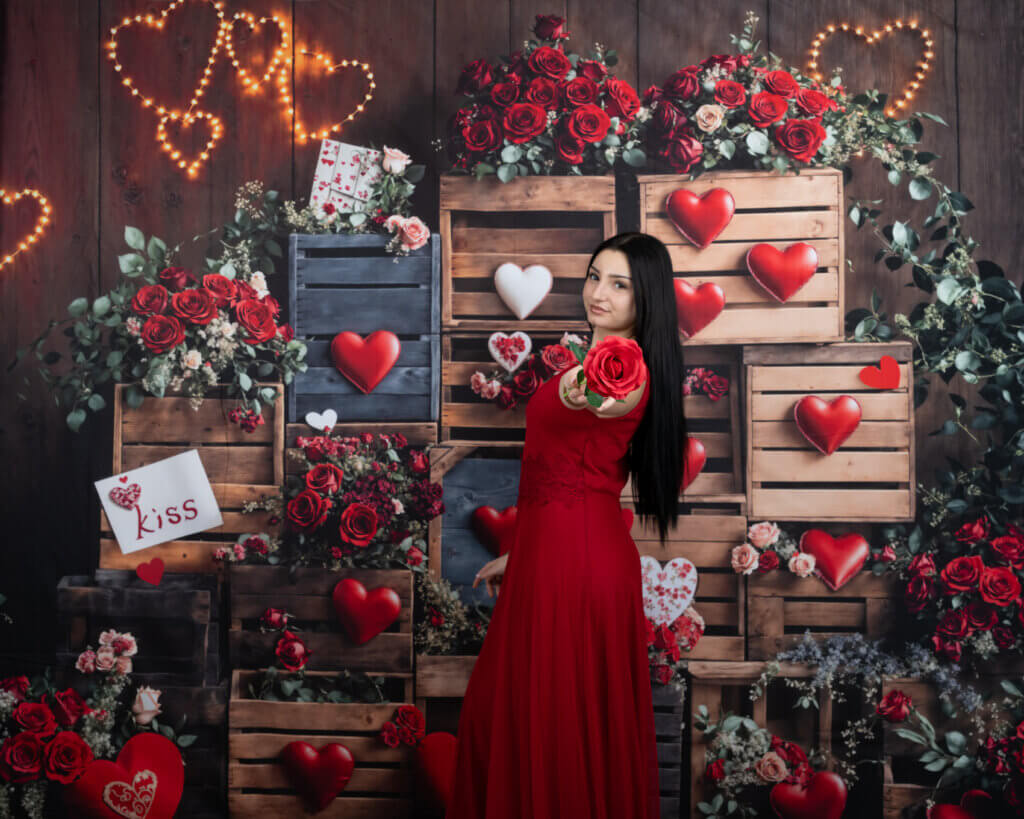 Portrait de Clara en studio sur un fond Saint-Valentin, ambiance douce et romantique, réalisé par Laure Geoffroy photographie à Auch dans le Gers
