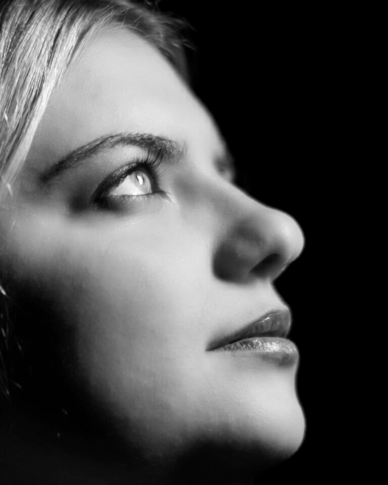 Gros plan en noir et blanc de Tatiana en studio photo à Auch dans le Gers