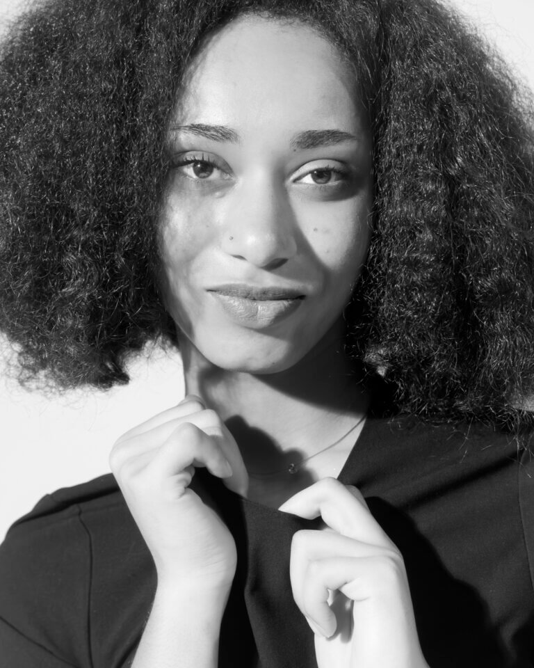 Portrait en noir et blanc de Clara en studio photo à Auch dans le Gers