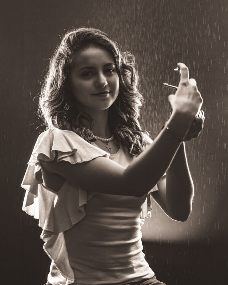 Portrait artistique en noir et blanc d’Erika avec brume d’eau en studio à Auch