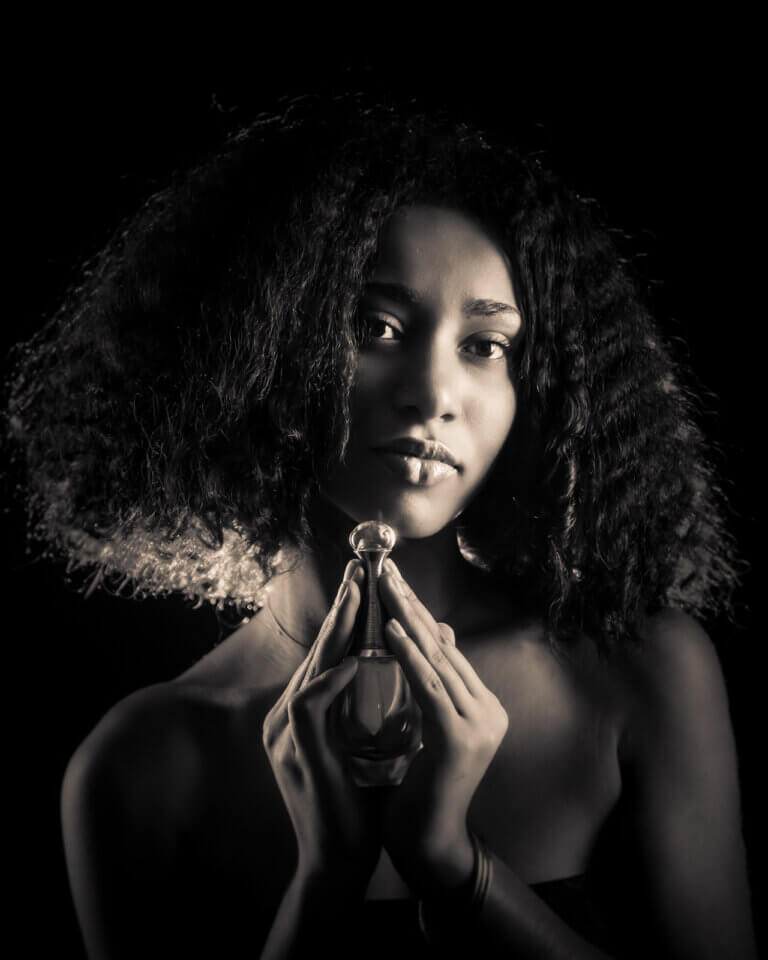 Portrait en noir et blanc vintage de Clara en studio photo à Auch dans le Gers