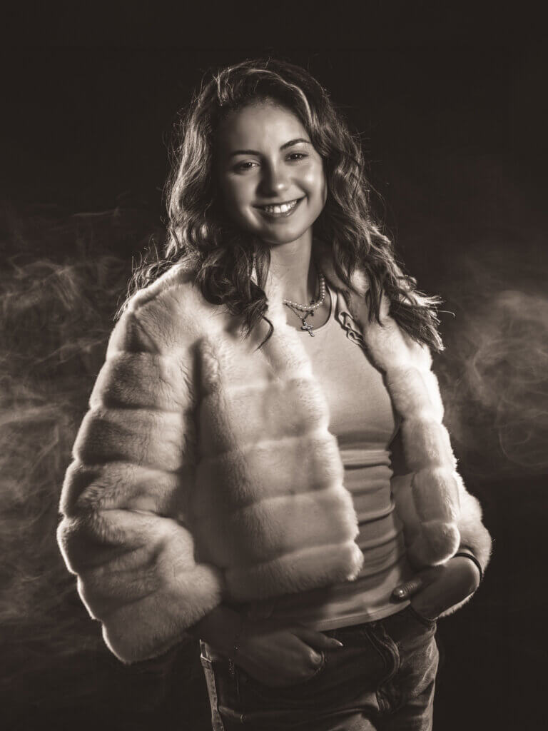 Portrait classique en noir et blanc d’Erika en studio photo à Auch dans le Gers