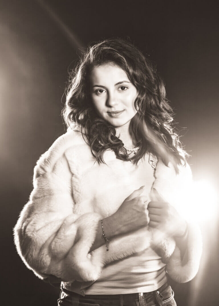 Portrait en noir et blanc d’Erika avec effet de lumière en studio à Auch