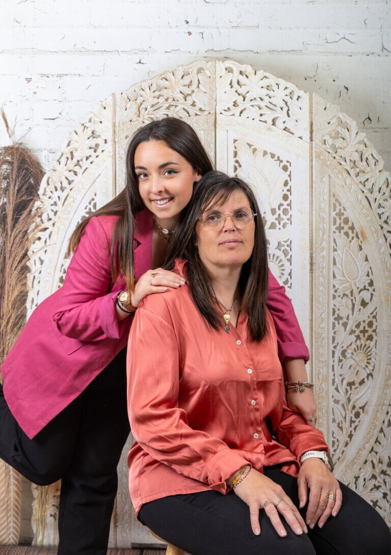 Morgane et sa maman Nathalie en séance photo maman fille en studio à Auch