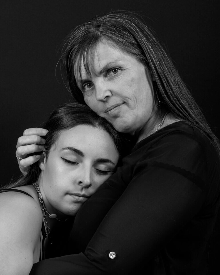 Morgane et sa maman Nathalie en séance photo maman fille en studio à Auch N&B