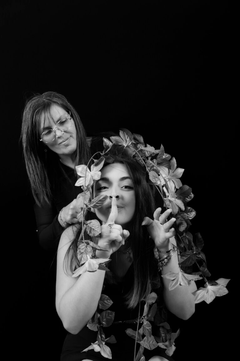 Morgane et sa maman Nathalie en séance photo maman fille en studio à Auch photo n&b