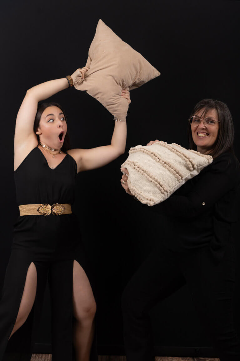 Morgane et sa maman Nathalie en séance photo maman fille en studio à Auch