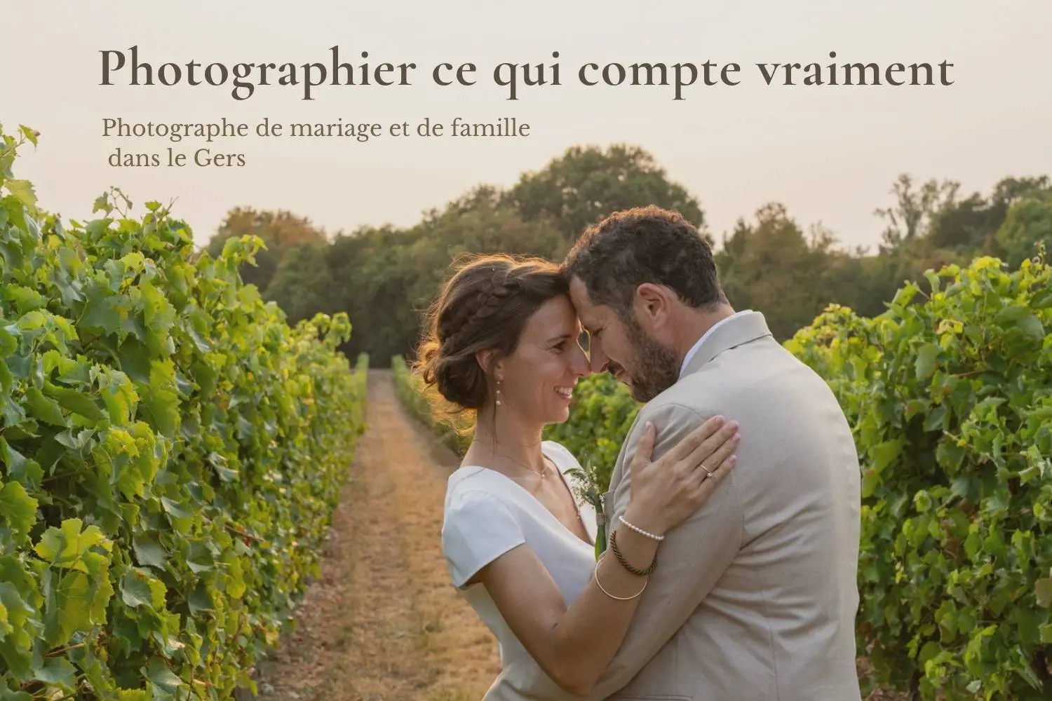 Mariage dans le Gers, couple dans les vignes au coucher du soleil