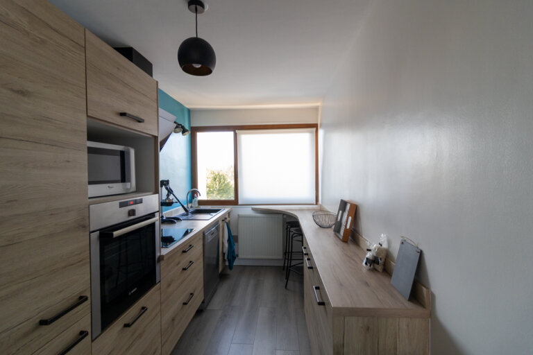 Cuisine moderne et équipée d’un appartement Airbnb à La Rochelle