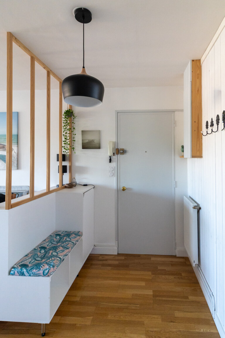 Entrée d’un appartement Airbnb à La Rochelle avec décoration bois et ambiance chaleureuse