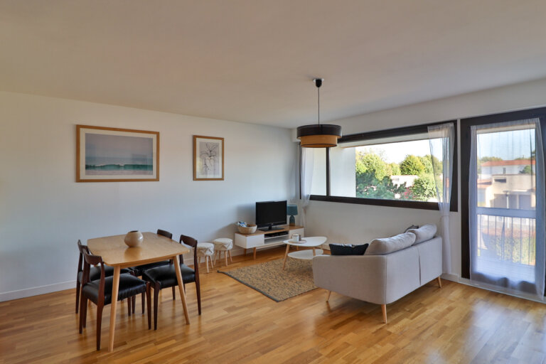 Grand salon moderne avec décoration bois dans un appartement Airbnb à La Rochelle