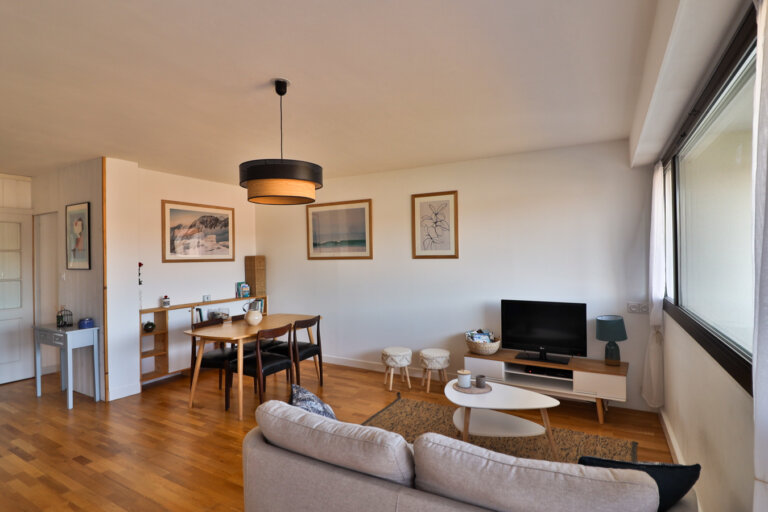 Pièce de vie avec salon et salle à manger dans un appartement Airbnb à La Rochelle