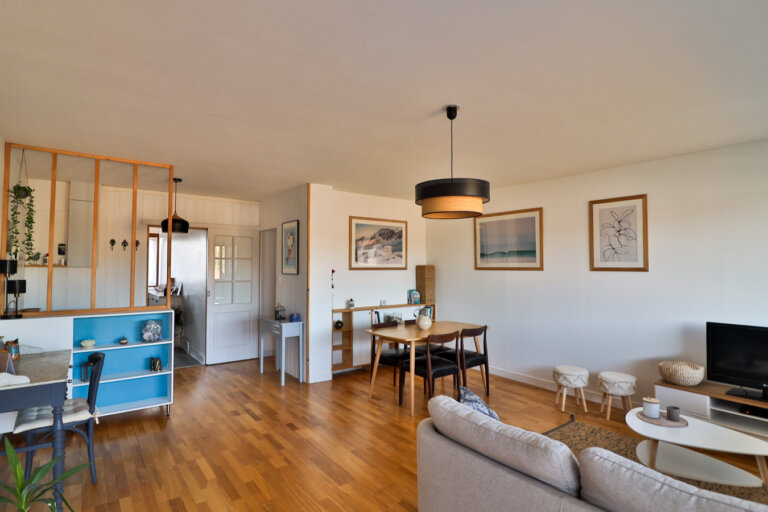 Vue d’ensemble de la pièce de vie d’un appartement Airbnb à La Rochelle