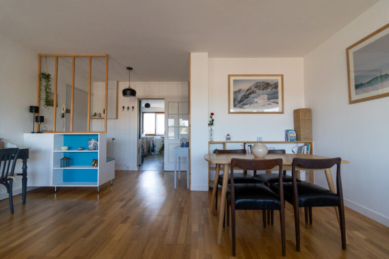 Salle à manger lumineuse d’un appartement Airbnb à La Rochelle