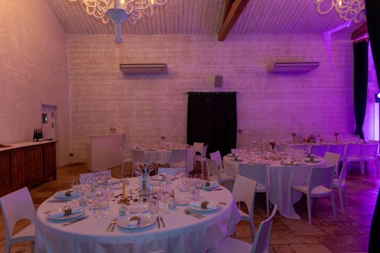 Salle de réception décorée pour un mariage au domaine de Beaulieu à Auch