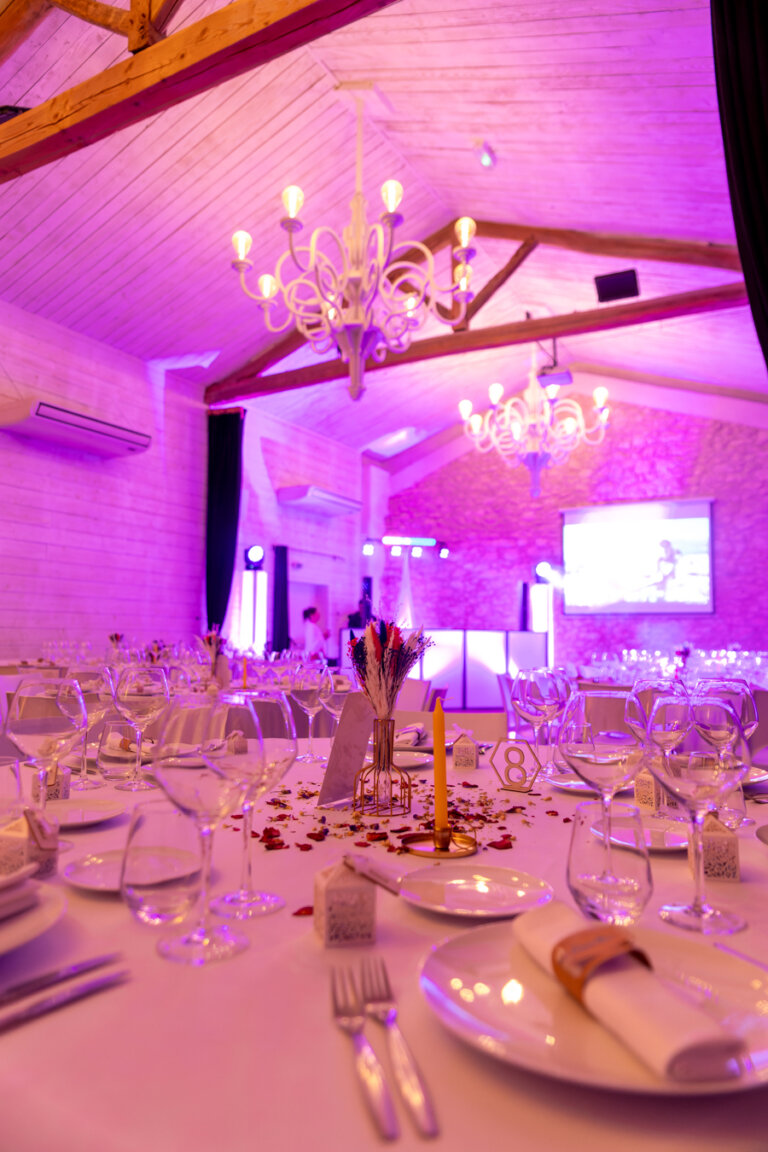 Salle de réception illuminée pour une soirée de mariage au domaine de Beaulieu à Auch