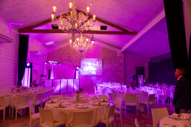 Salle de mariage avec piste de danse et DJ au domaine de Beaulieu à Auch