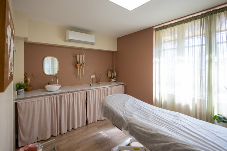 Cabine de soin chaleureuse dans un institut de beauté du Gers avec table de massage et décoration bohème