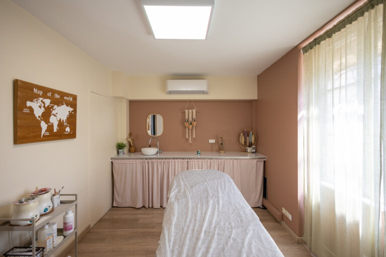 Salle de soin esthétique lumineuse avec décoration naturelle dans un institut de beauté du Gers
