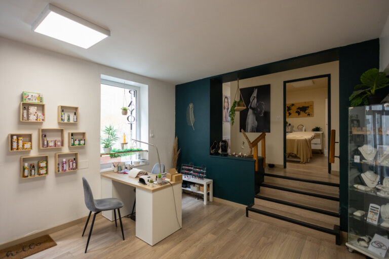 Espace accueil et manucure d’un institut de beauté dans le Gers