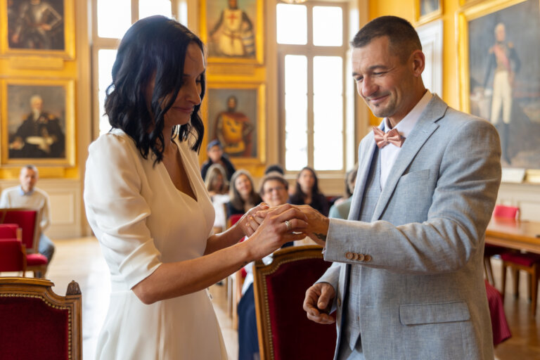 Échange des alliances pendant un mariage civil à la mairie d’Auch