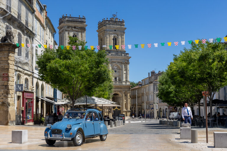 Mariés dans une 2CV bleue sur la place de la cathédrale d’Auch