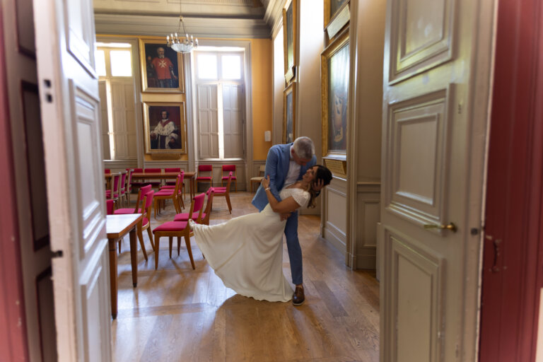 Mariés dansant dans les couloirs de la mairie d’Auch