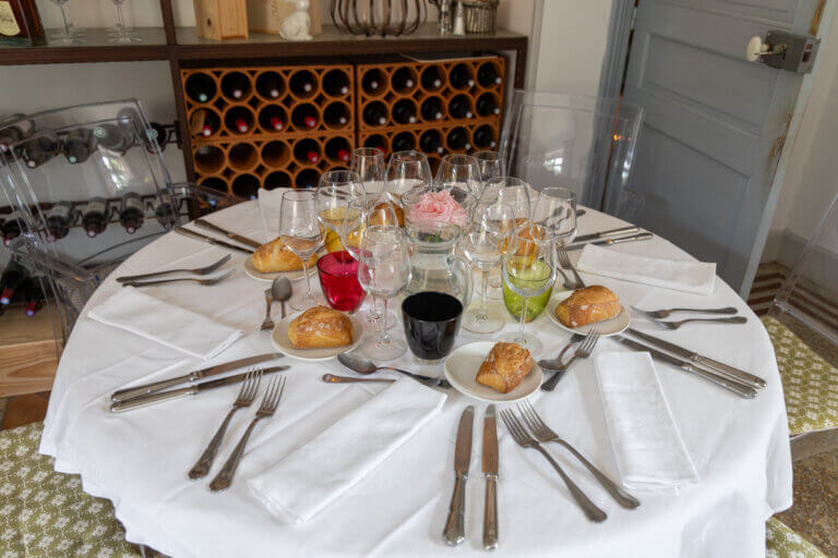 Photo de mariage dans les intérieurs de la Maison d’Hôtes Sainte-Marie dans le Gers - une table