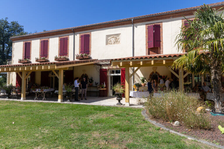 Vue extérieure de la maison d’hôtes Sainte-Marie avec façade et jardin