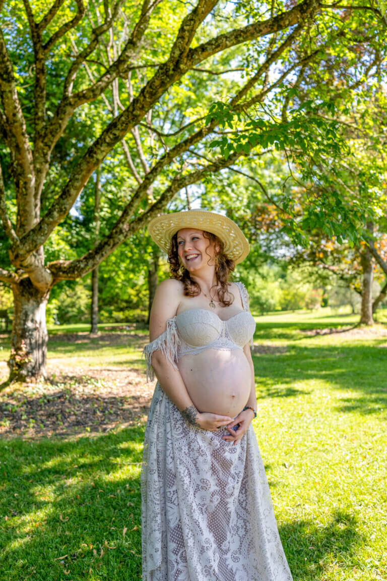 Future maman en robe bohème lors d’une séance grossesse aux jardins de Coursiana dans le Gers