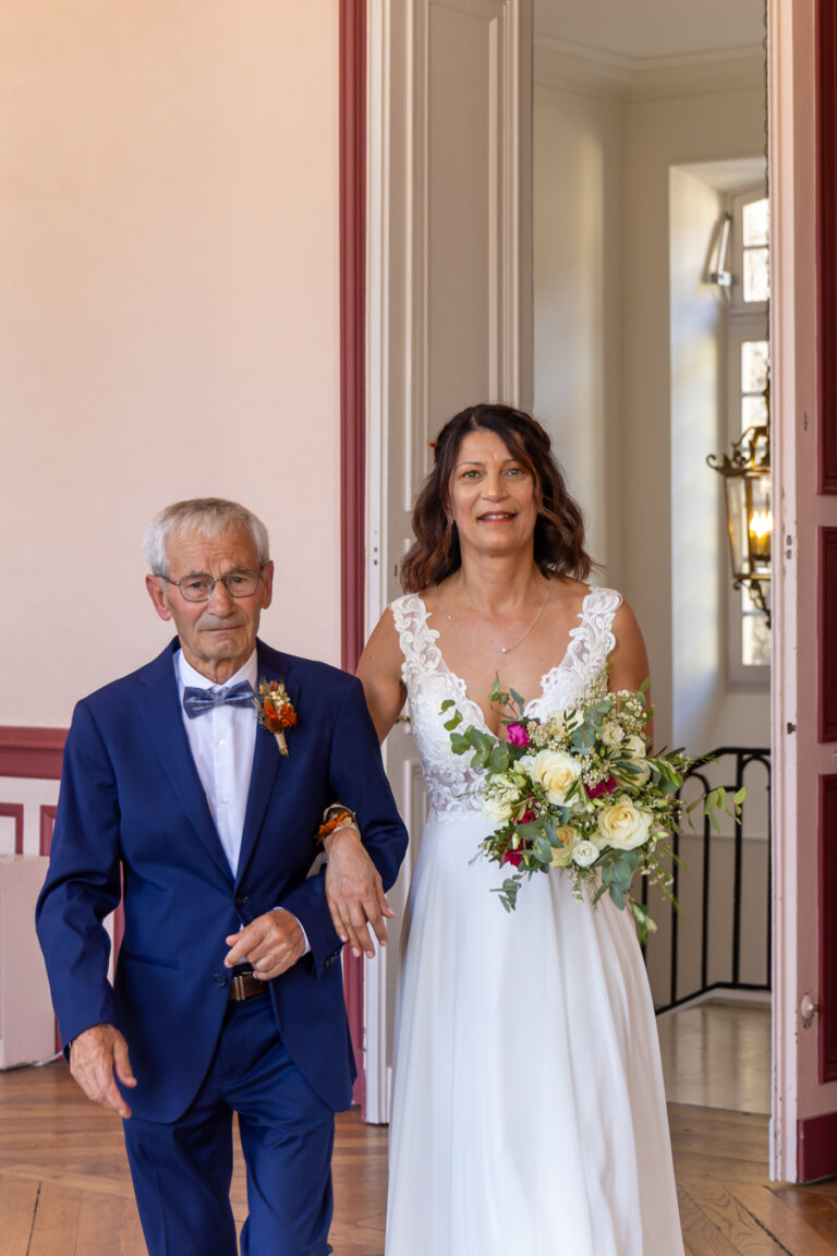 La mariée au bras de son père entrant dans la mairie d’Auch le jour du mariage