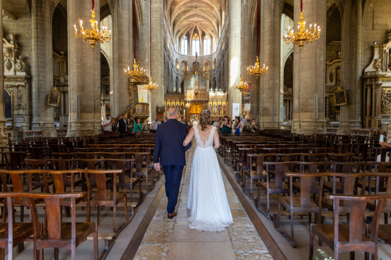 Père accompagnant sa fille vers la cathédrale Sainte-Marie d’Auch le jour de son mariage