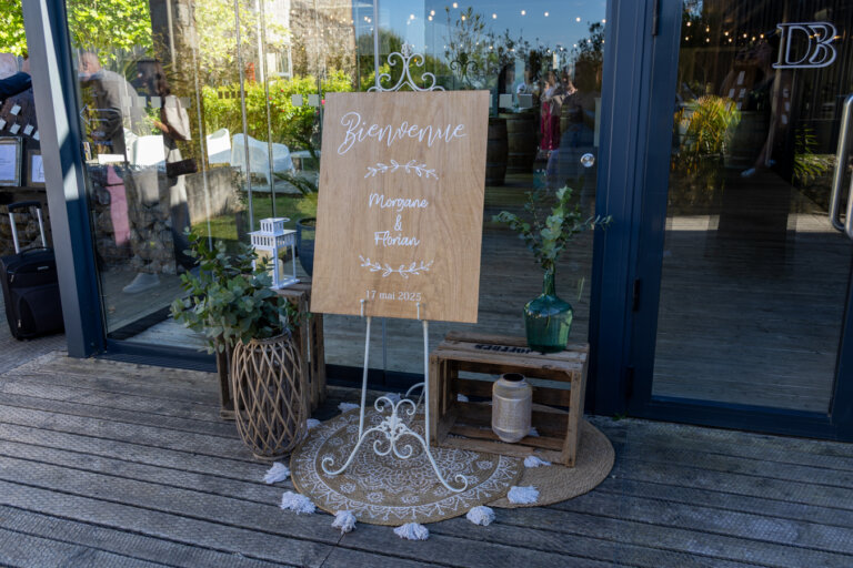Panneau de bienvenue installé à l’entrée du Domaine de Baulieu pour un mariage