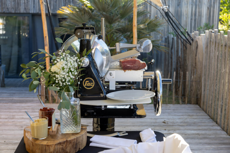 Atelier découpe de jambon pendant un cocktail de mariage au Domaine de Baulieu