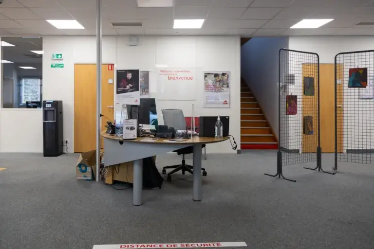 Espace d’accueil intérieur de l’agence MAIF à Auch avec mobilier et lumière naturelle