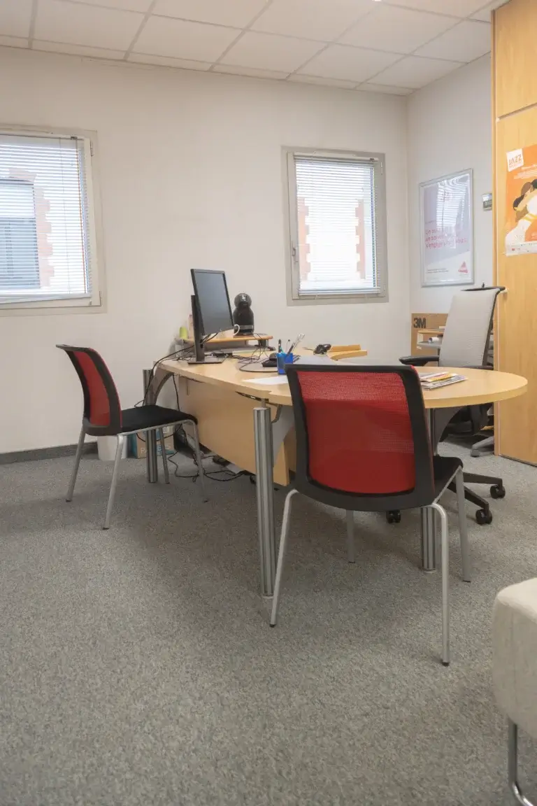 Bureaux et espace de travail de l’agence MAIF à Auch photographiés pour communication professionnelle
