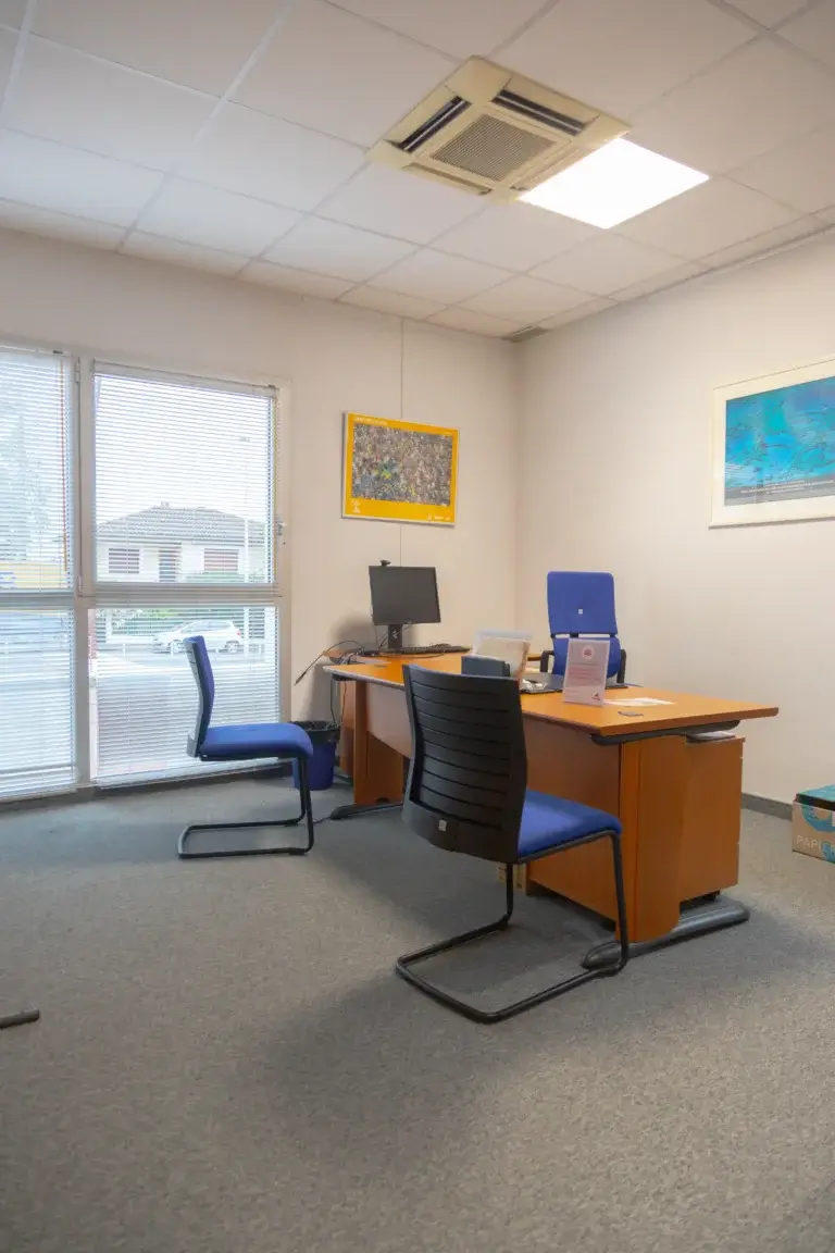 Bureaux et espace de travail de l’agence MAIF à Auch photographiés pour communication professionnelle