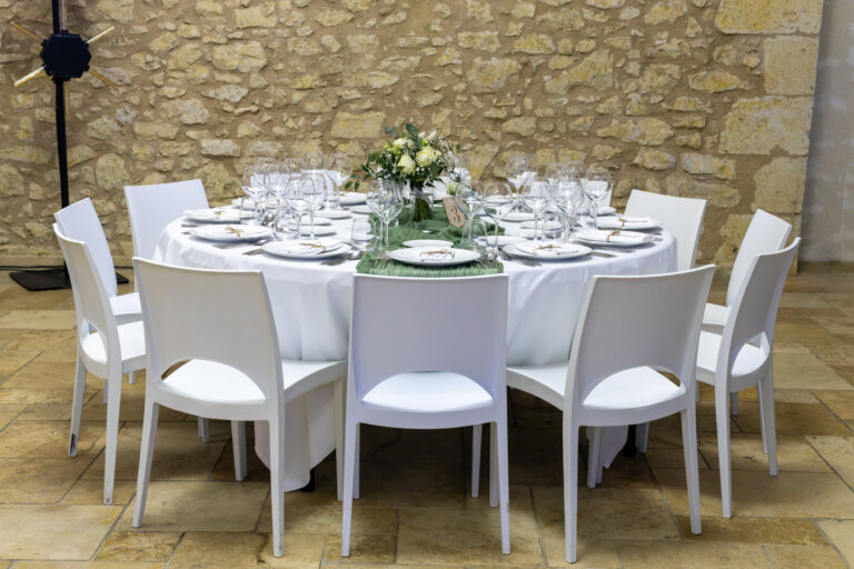 Salle de réception décorée pour un mariage au Domaine de Baulieu