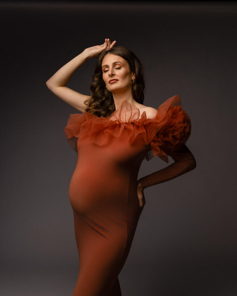 Portrait de femme enceinte portant une robe Kamarops pendant une séance photo grossesse