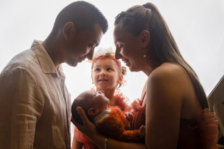 Parents avec leurs deux enfants lors d’une séance photo naissance en studio à Auch.