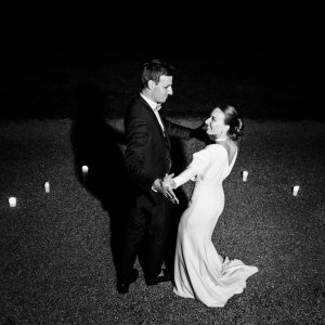 Mariage Marion et guillaume : couple de mariés en train de danser, photo en noir et blanc Château de la baronnie