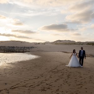S&A sur la plage, séance photo jour d’après, couple en tenue de mariage au bord de l’océan
