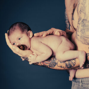 Photographe nouveau-né Auch - Douceur et innocence d'un bébé avec son papa